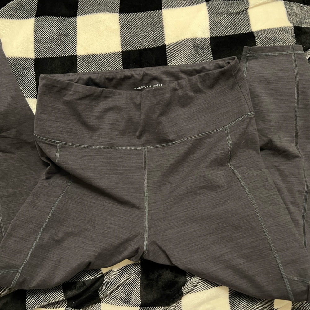 American eagle( aerie) Grey yoga pants with pockets. Barely worn.